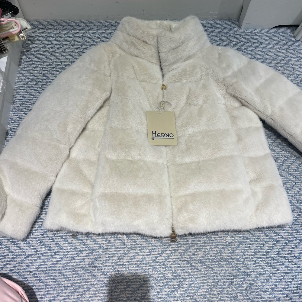 Authentic NWT Herno women’s faux fur coat white size 46 down